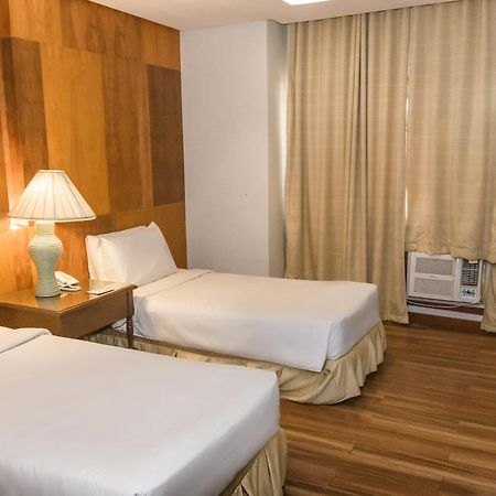La Fiesta Hotel Илойло Сити Екстериор снимка