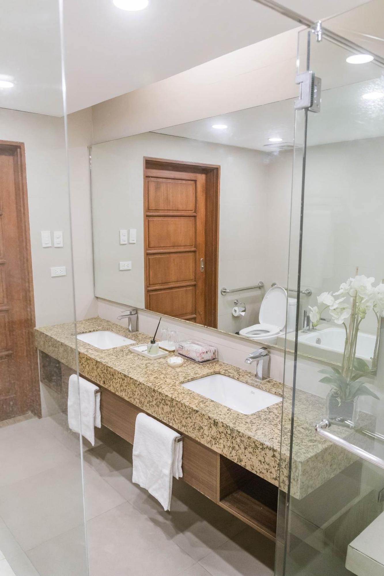 La Fiesta Hotel Илойло Сити Екстериор снимка