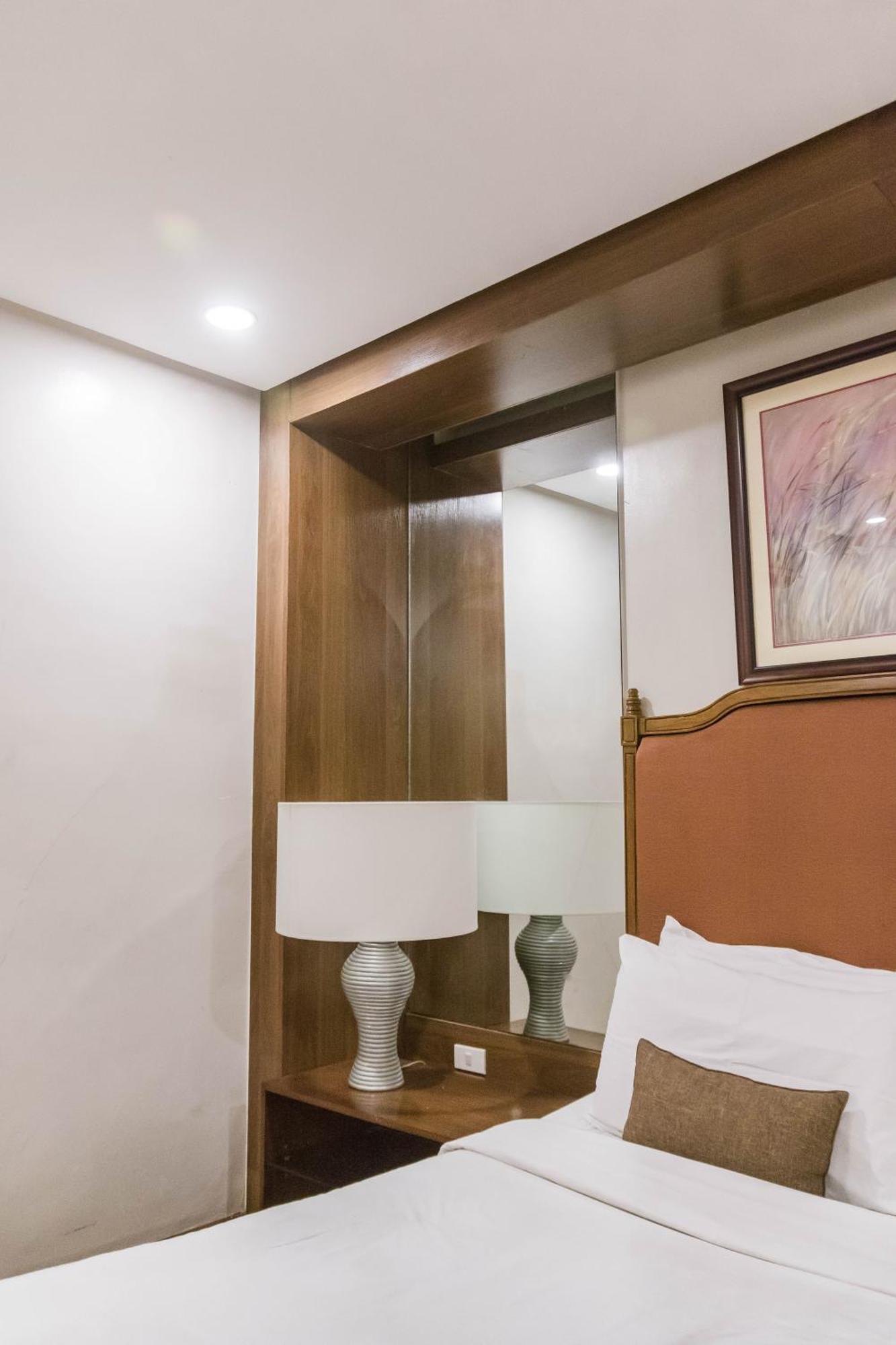 La Fiesta Hotel Илойло Сити Екстериор снимка