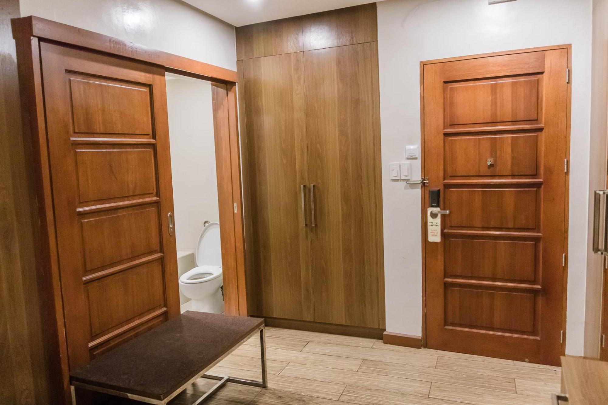 La Fiesta Hotel Илойло Сити Екстериор снимка