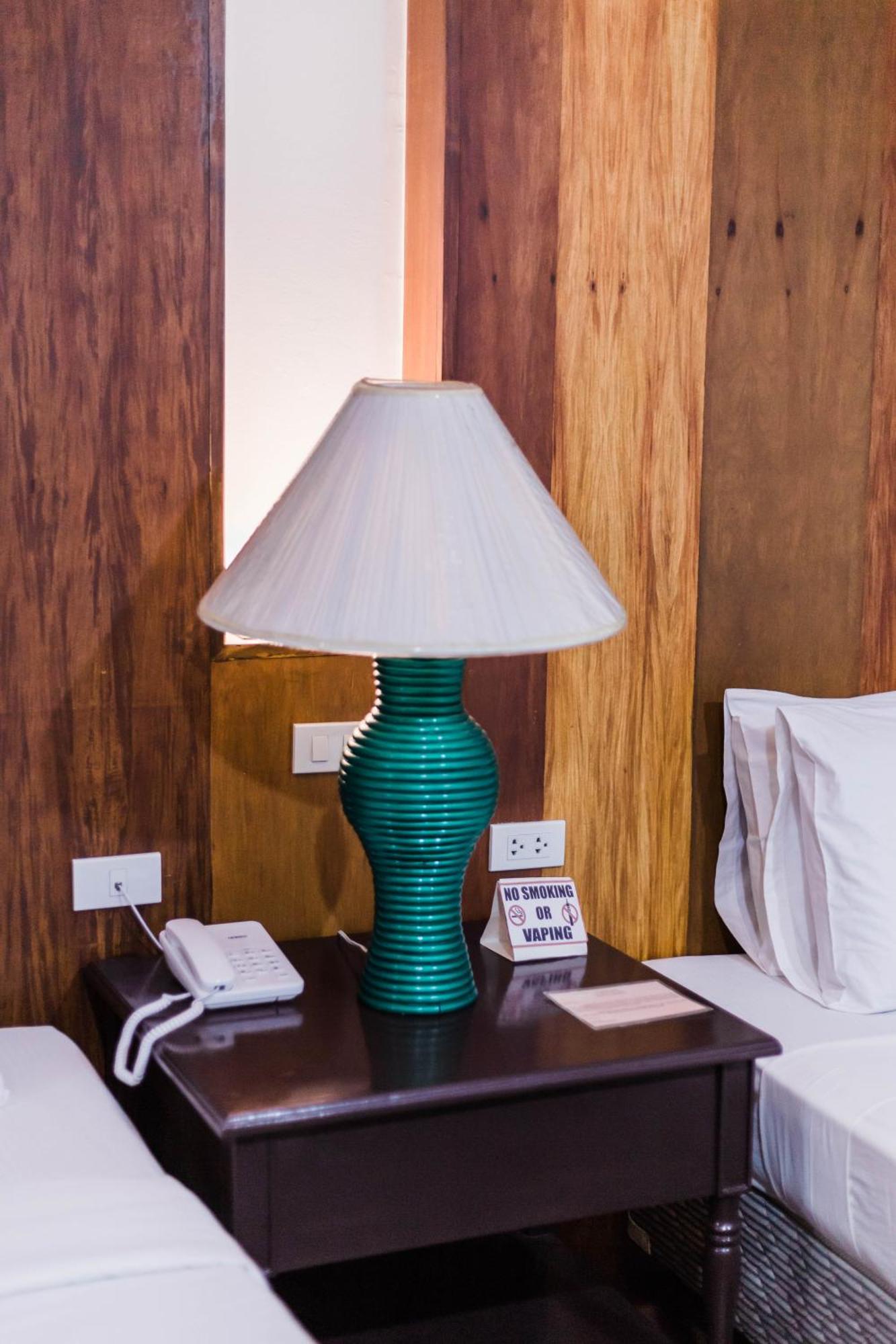 La Fiesta Hotel Илойло Сити Екстериор снимка