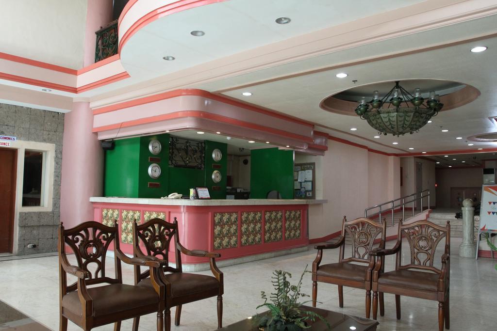 La Fiesta Hotel Илойло Сити Екстериор снимка