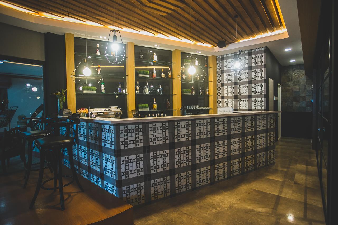 La Fiesta Hotel Илойло Сити Екстериор снимка