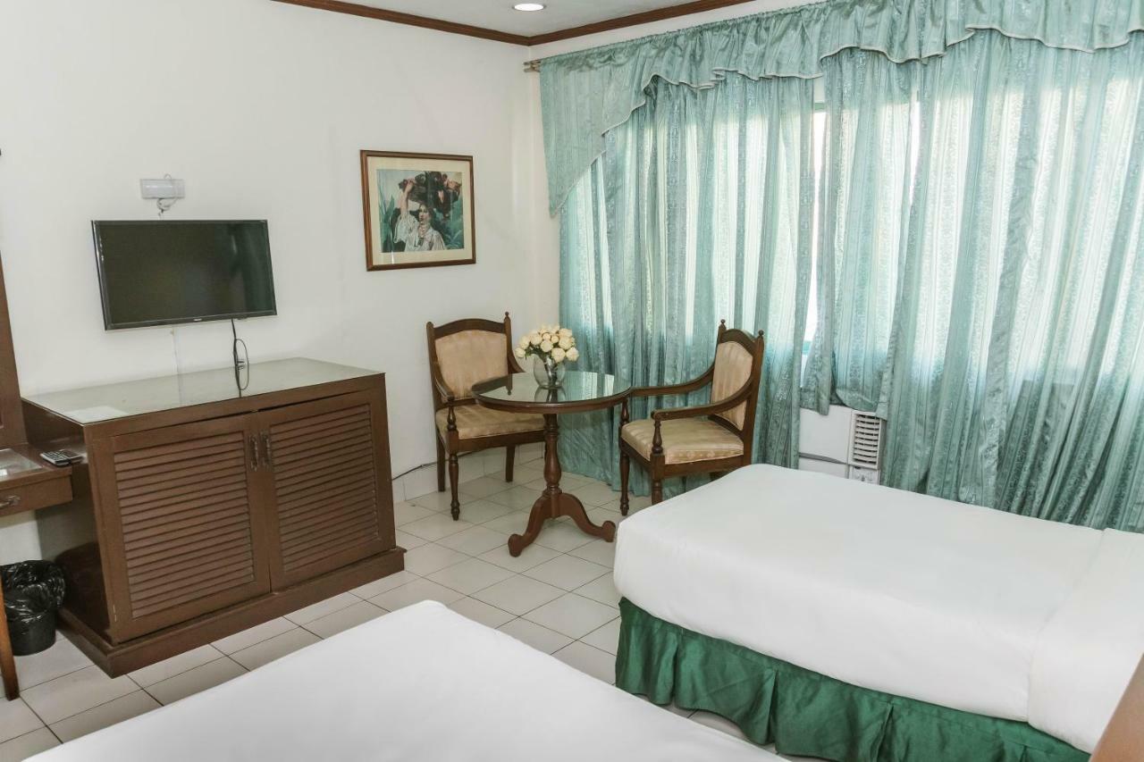 La Fiesta Hotel Илойло Сити Екстериор снимка
