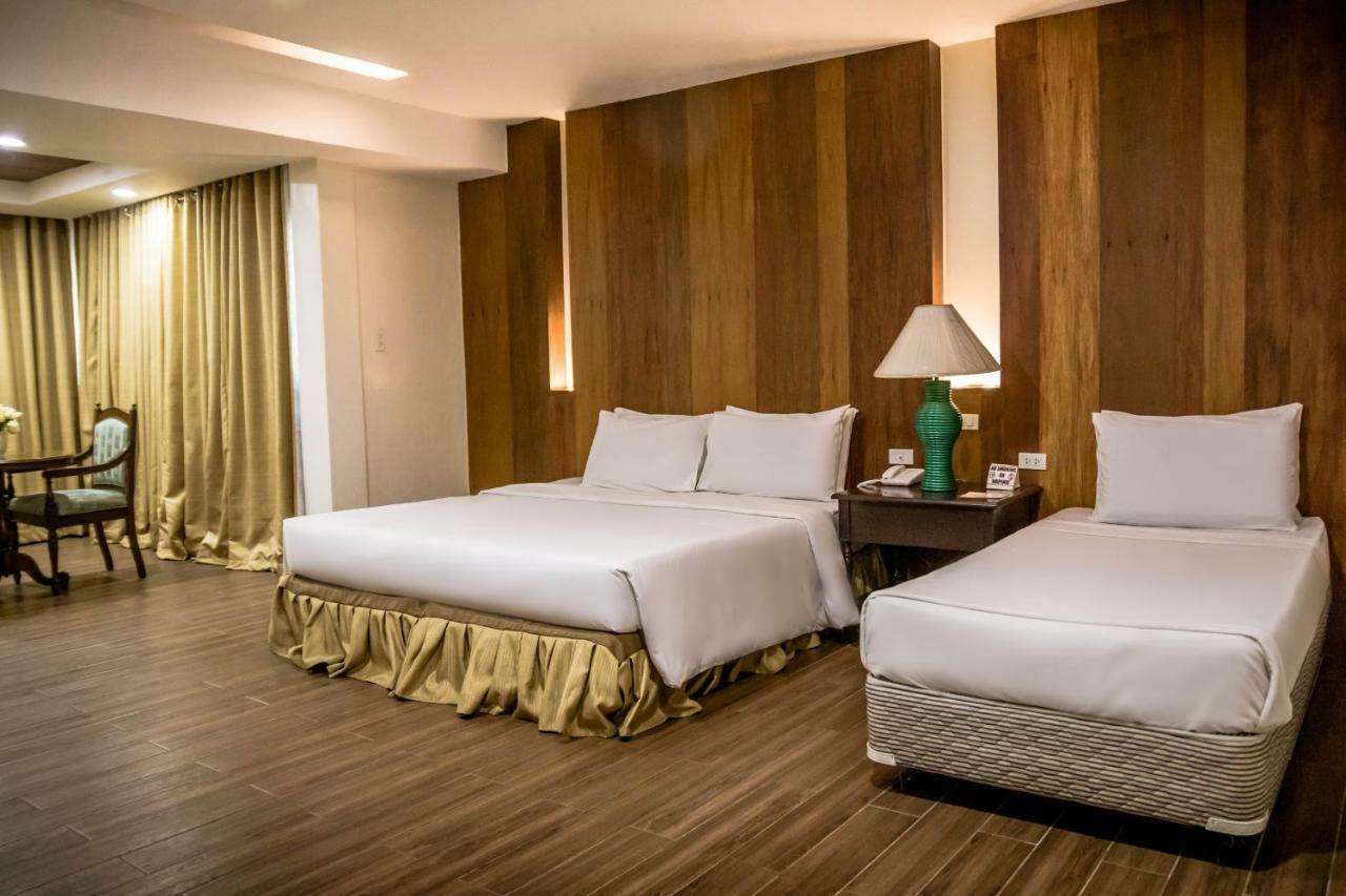 La Fiesta Hotel Илойло Сити Екстериор снимка
