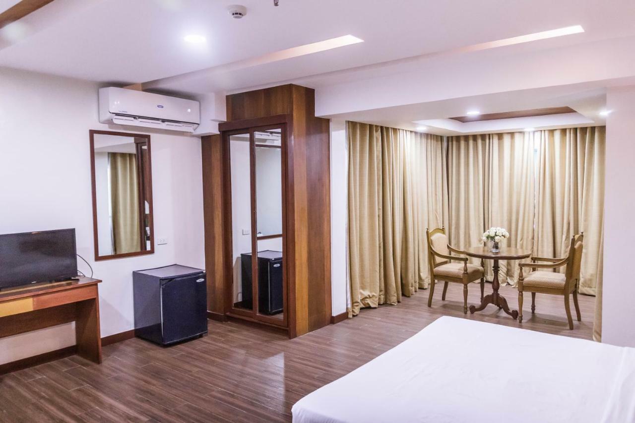La Fiesta Hotel Илойло Сити Екстериор снимка