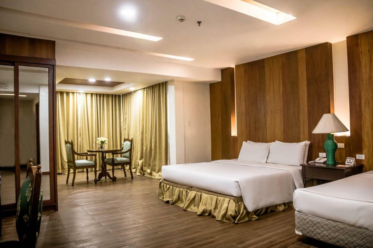 La Fiesta Hotel Илойло Сити Екстериор снимка