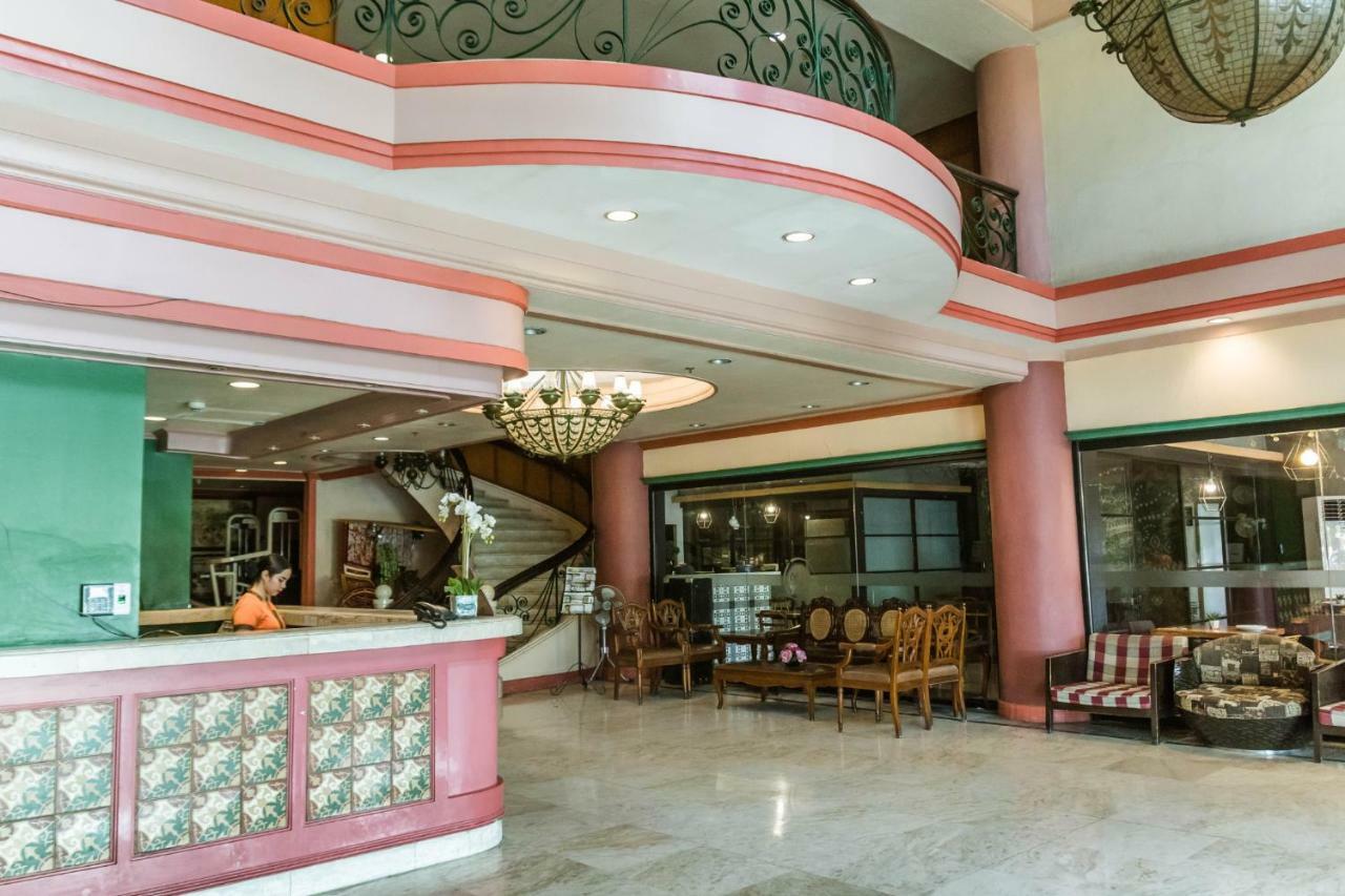 La Fiesta Hotel Илойло Сити Екстериор снимка