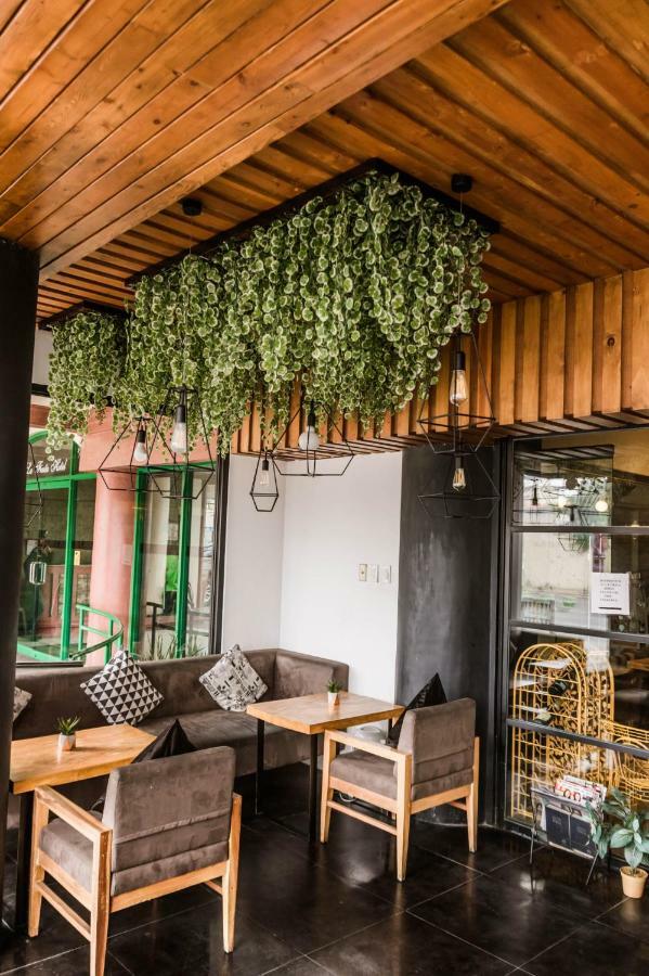 La Fiesta Hotel Илойло Сити Екстериор снимка