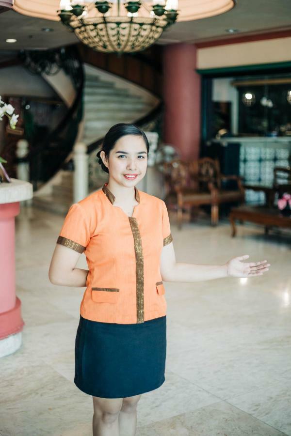 La Fiesta Hotel Илойло Сити Екстериор снимка